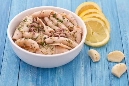 Lulas ao alho e aroma de limão