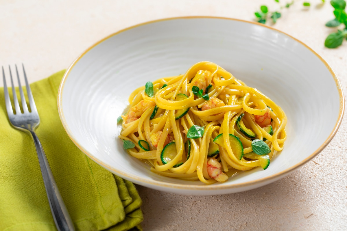 Linguine com camarões, abobrinha e açafrão