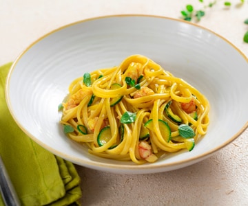 Linguine com camarões, abobrinha e açafrão