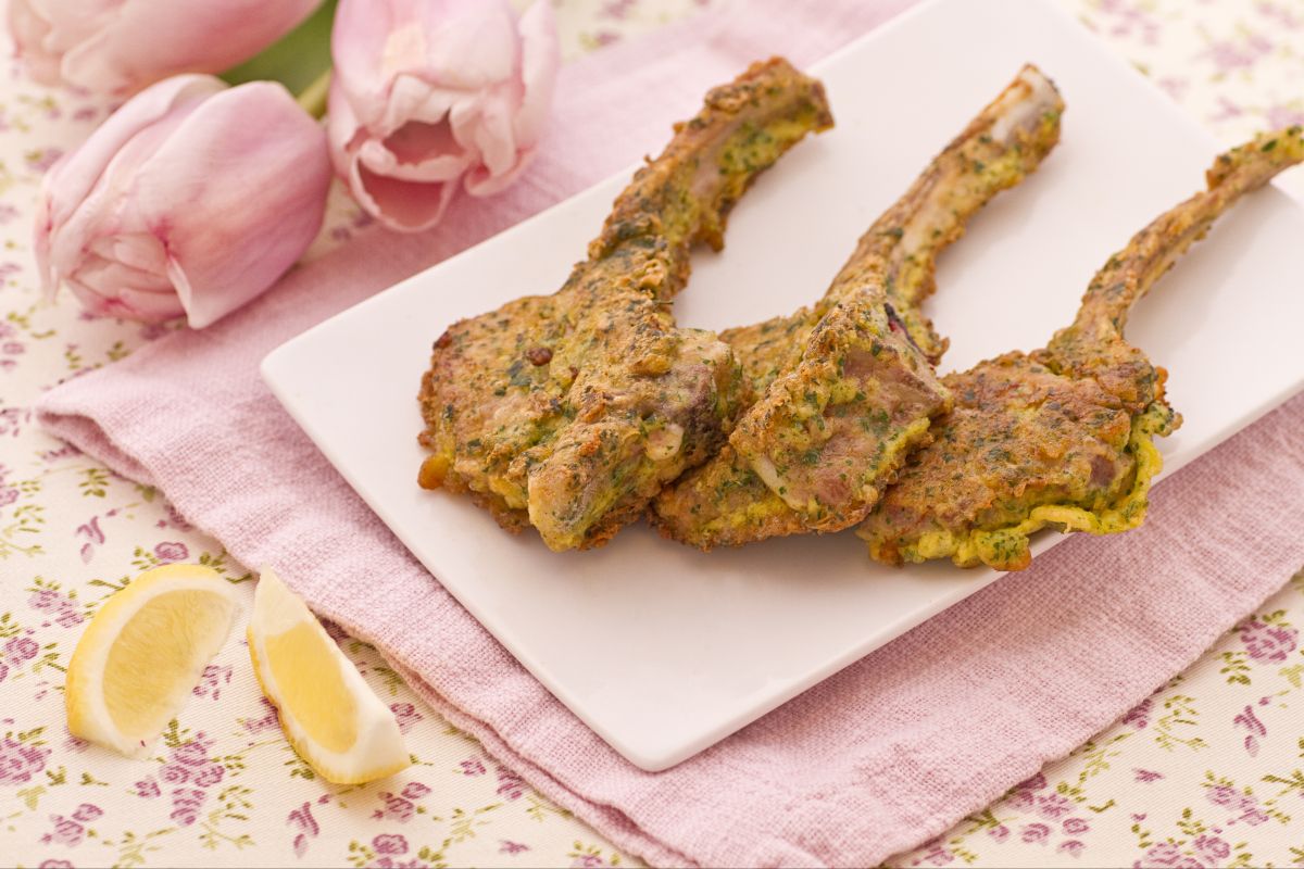 Costeletas de cordeiro com parmesão e salsa