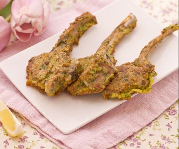 Costeletas de cordeiro com parmesão e salsa