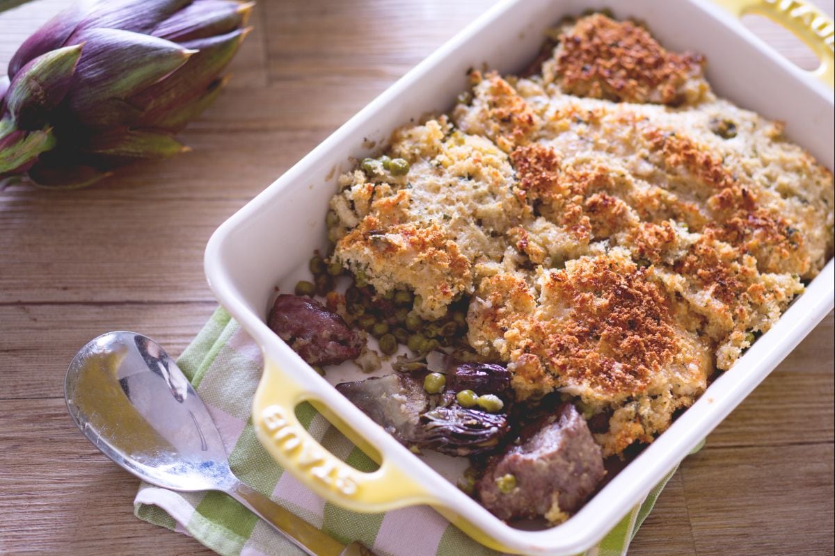 Cordeiro gratinado com alcachofras e ervilhas
