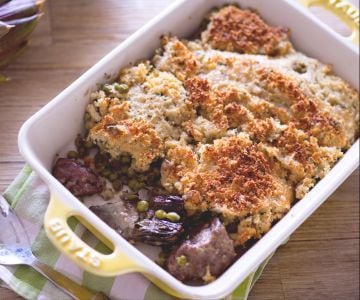 Cordeiro gratinado com alcachofras e ervilhas