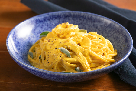 Massa cremosa com ricota e açafrão