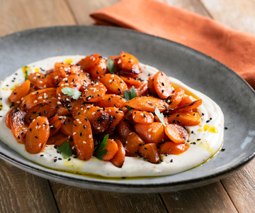 Cenouras na manteiga com iogurte e curry defumado