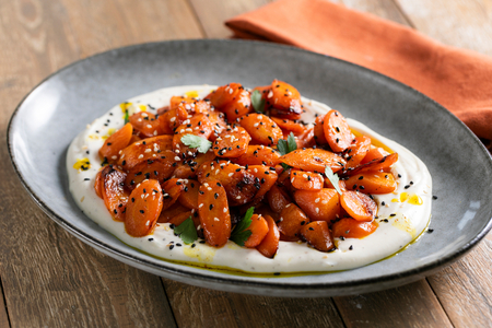 Cenouras na manteiga com iogurte e curry defumado