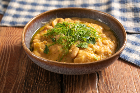 Sopa cremosa de feijão cannellini com maltagliati