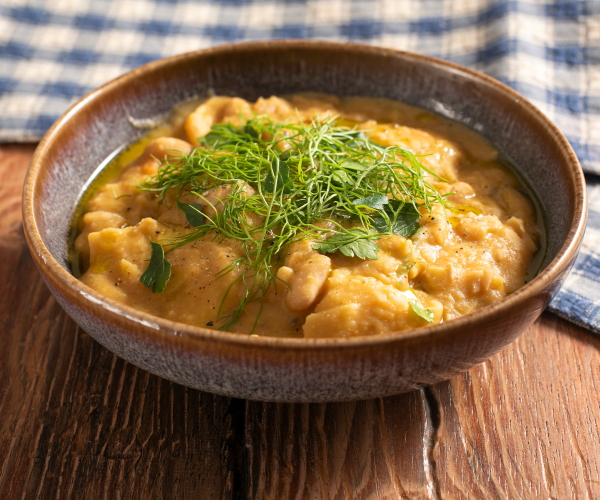 Sopa cremosa de feijão cannellini com maltagliati