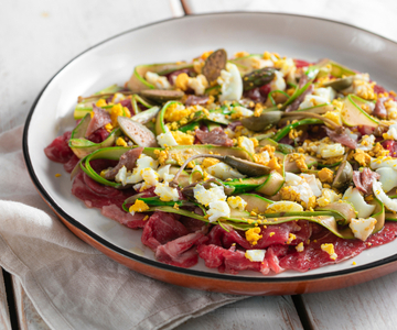 Carpaccio de carne com salada de aspargos