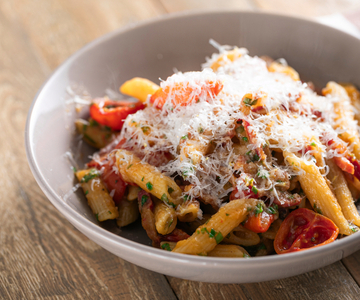 Amatriciana revisitada com sela de porco e tomatinhos confit