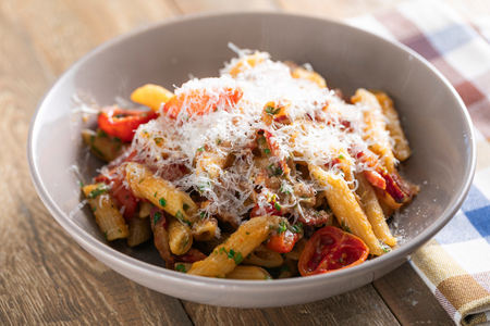 Amatriciana revisitada com sela de porco e tomatinhos confit