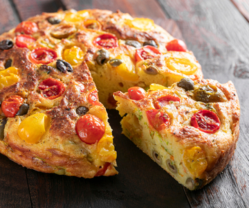 Torta salgada de 12 colheres com tomatinhos e azeitonas