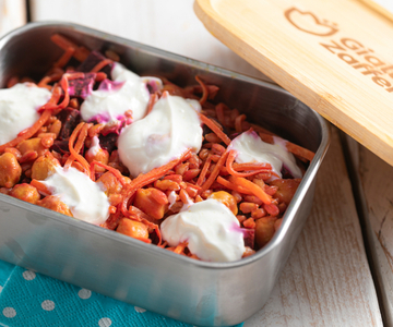 Bowl de farro com grão-de-bico temperado, legumes e molho de iogurte