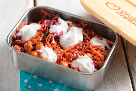 Bowl de farro com grão-de-bico temperado, legumes e molho de iogurte