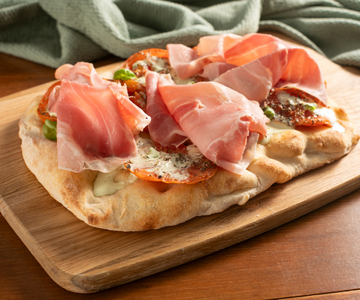 Pinsa com tomates assados, burrata e presunto cozido