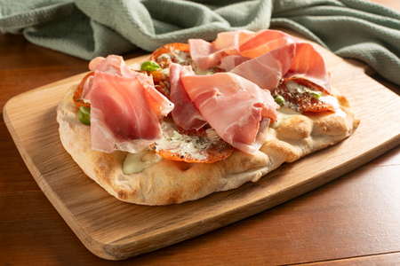 Pinsa com tomates assados, burrata e presunto cozido