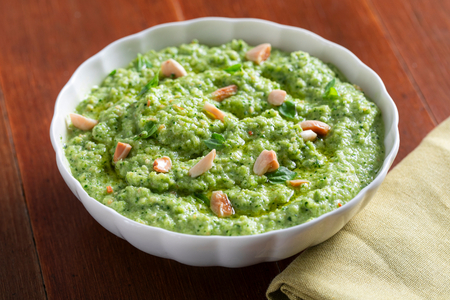 Pesto de abobrinha e amêndoas