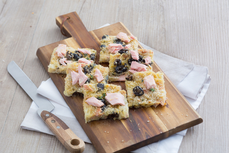 Schiacciata de batata com azeitonas e atum
