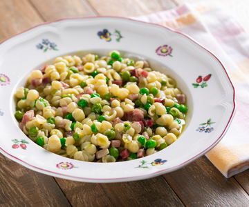 Macarrão com ervilhas e pancetta cremosa