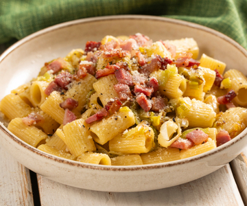 Macarrão com alho-poró, pecorino e pancetta