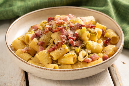 Macarrão com alho-poró, pecorino e pancetta