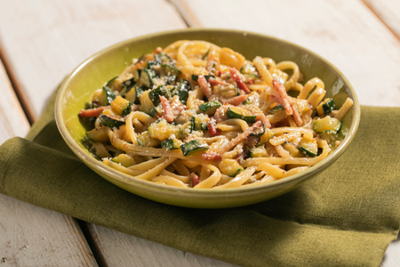 Macarrão com abobrinha, speck e gorgonzola