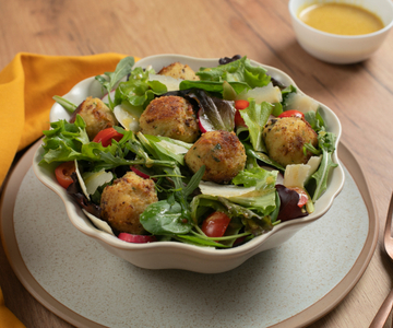 Bolinhos de batata e grão-de-bico na salada