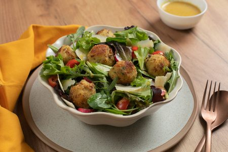 Bolinhos de batata e grão-de-bico na salada