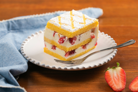 Bolo de morango com chocolate branco