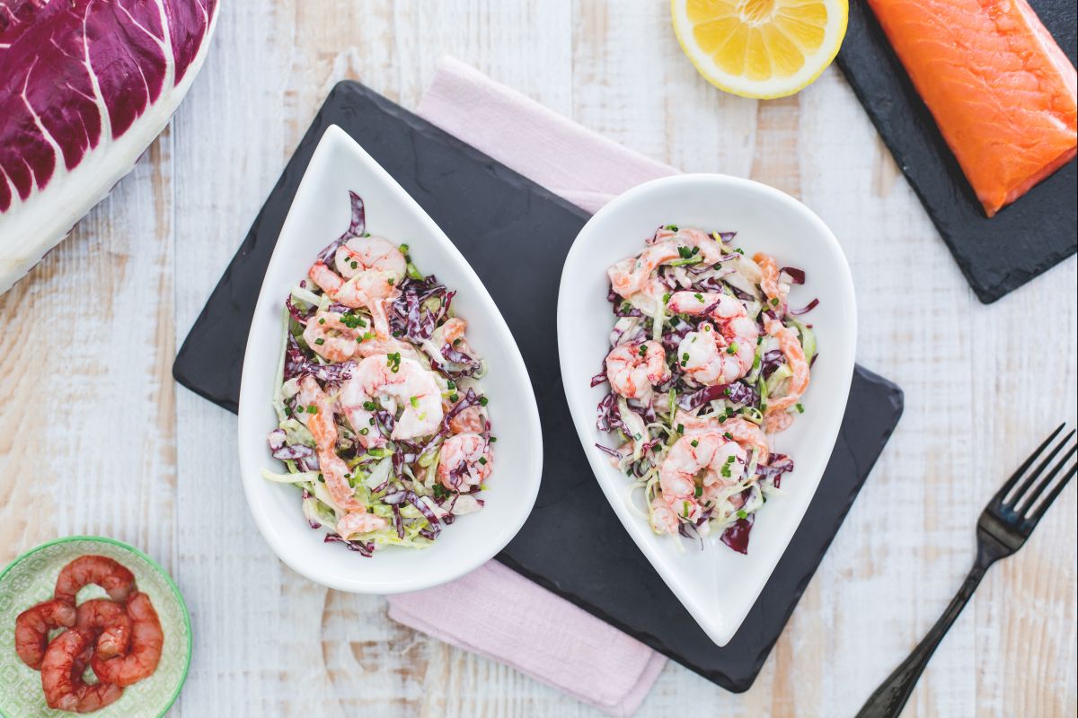 Salada de iogurte com salmão e camarões