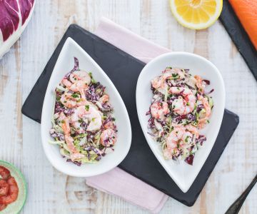 Salada de iogurte com salmão e camarões