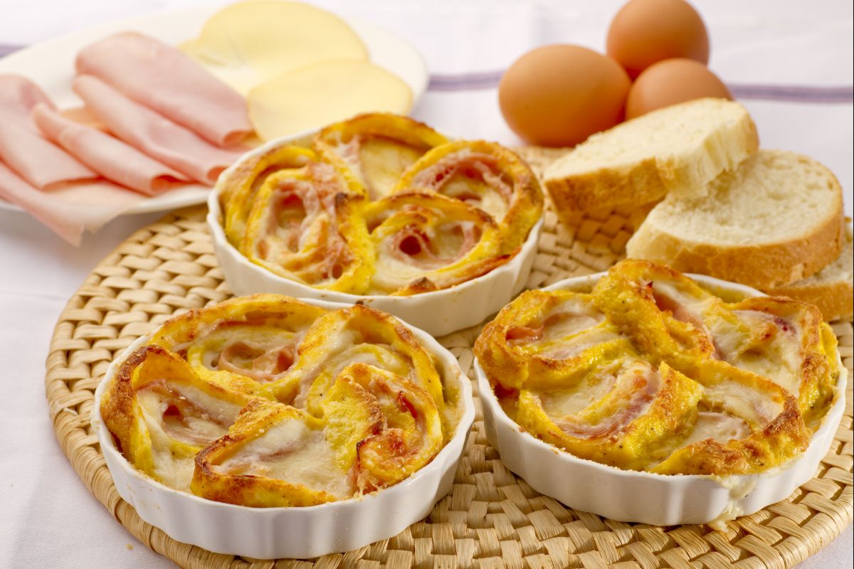 Rolo de omelete com presunto e queijo defumado