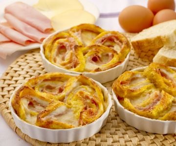 Rolo de omelete com presunto e queijo defumado