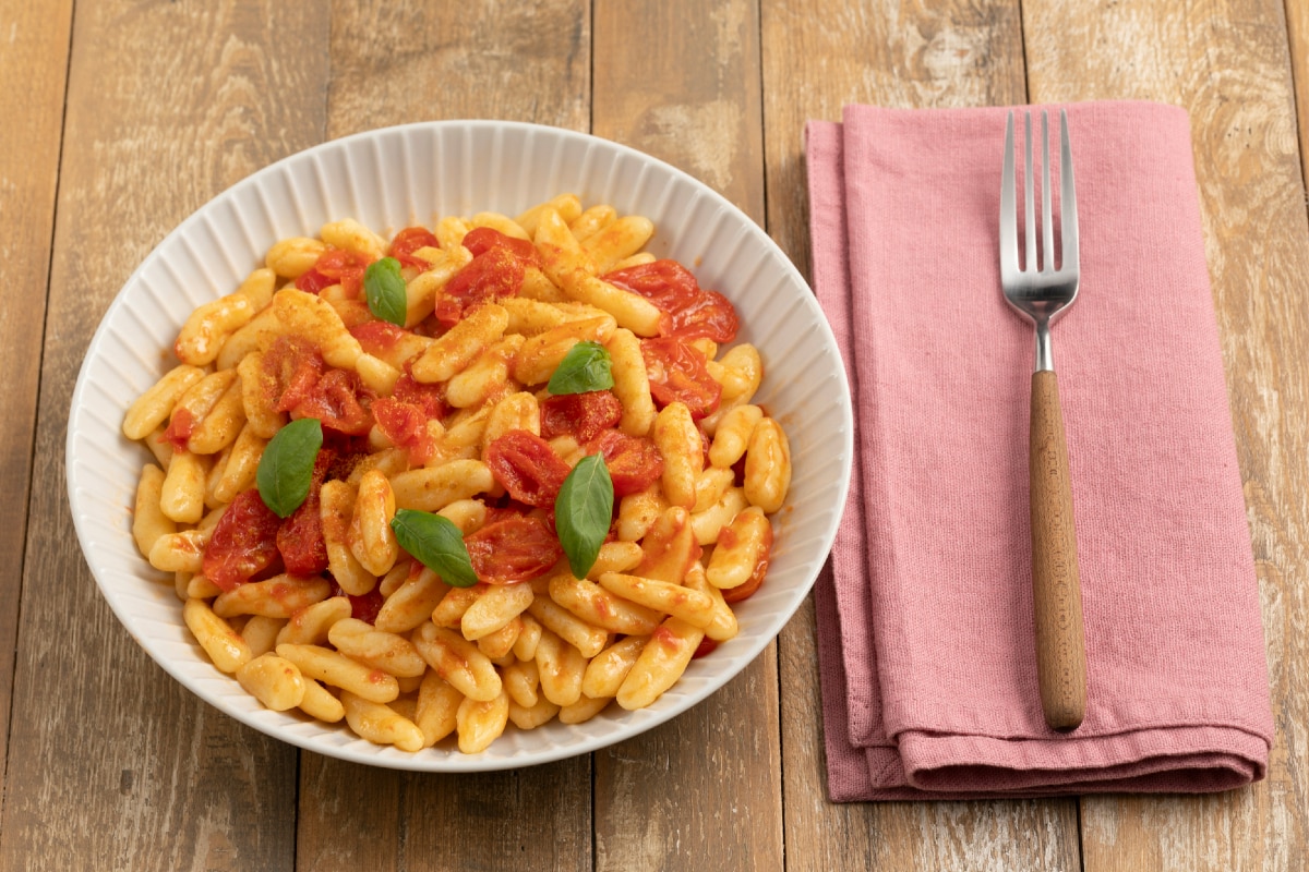 Cavatelli com bottarga e tomatinhos