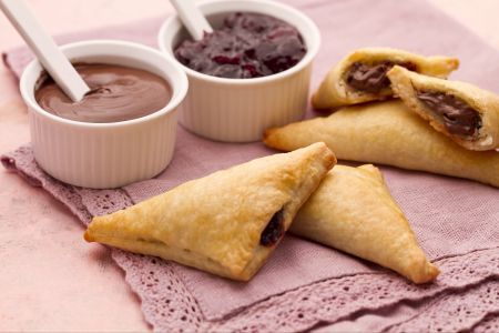 Triângulos de ricota com geleia de cereja