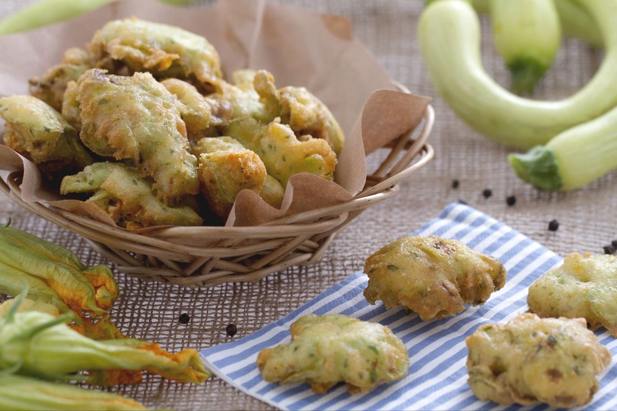 Bolinho de abobrinha trombetta e suas flores
