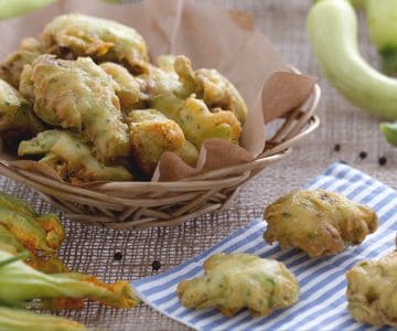 Bolinho de abobrinha trombetta e suas flores