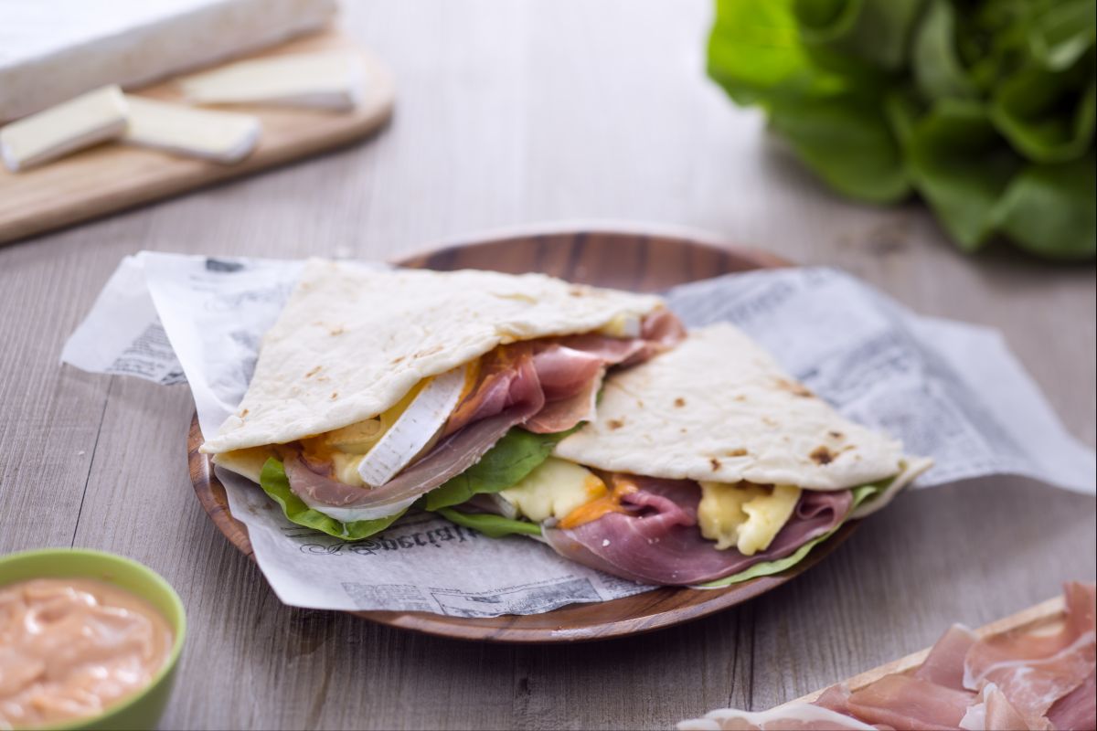 Piadina com presunto cru, brie, salada e molho cocktail