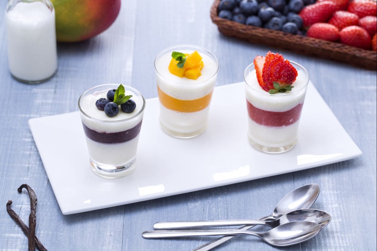 Trio de panna cotta com morangos, mirtilos e manga