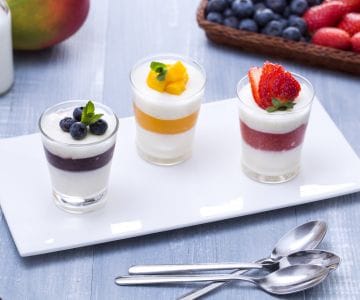 Trio de panna cotta com morangos, mirtilos e manga