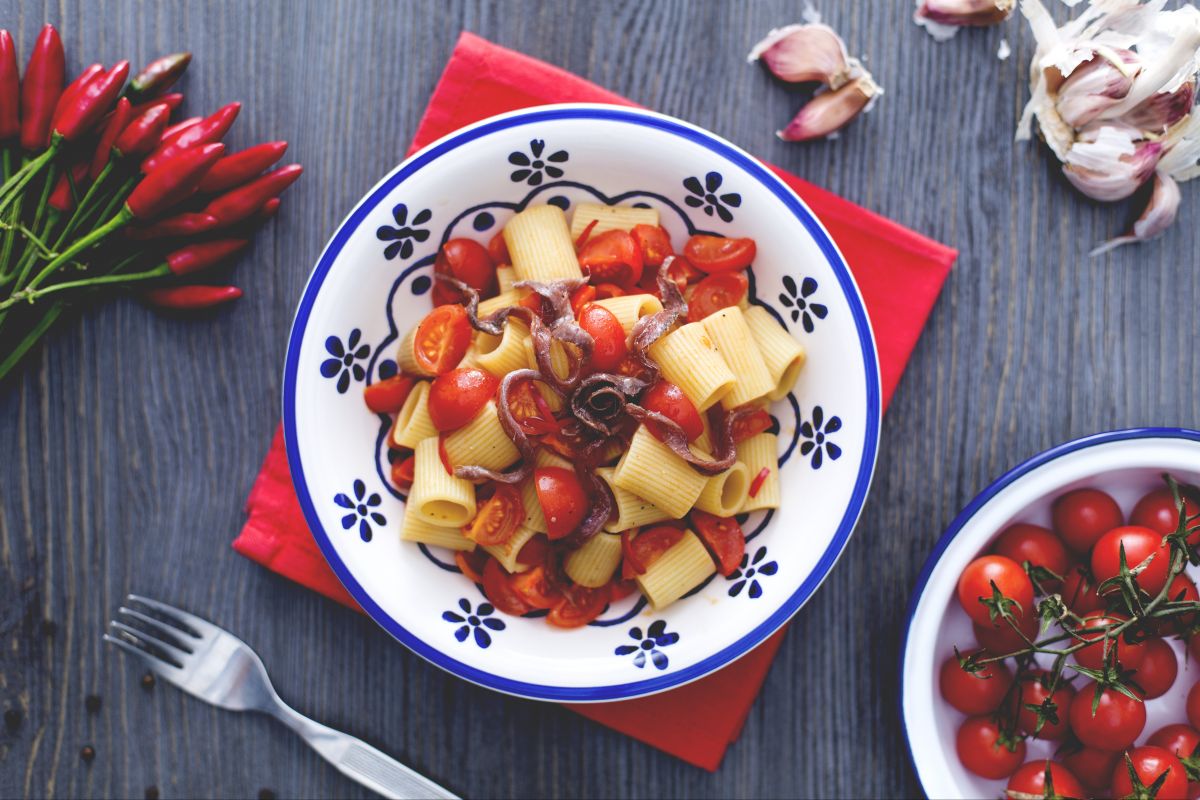 Mezze maniche com tomatinhos e anchovas