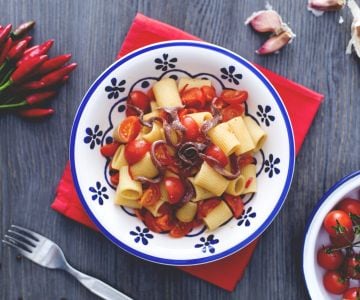 Mezze maniche com tomatinhos e anchovas