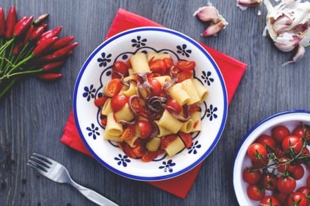 Mezze maniche com tomatinhos e anchovas