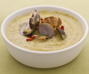 Amêijoas sobre creme de abobrinha