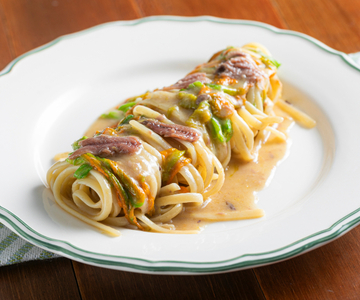 Macarrão com flores de abobrinha e anchovas