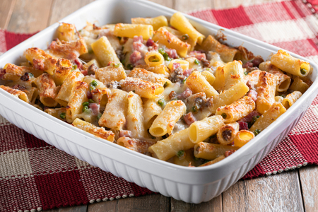 Macarrão ao forno com linguiça e ervilhas