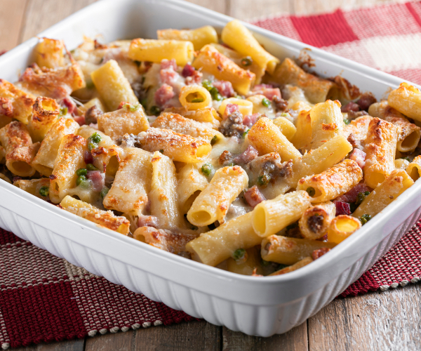 Macarrão ao forno com linguiça e ervilhas