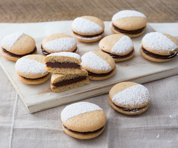 Biscoitos de café recheados com chocolate meio amargo