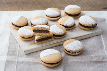 Biscoitos de café recheados com chocolate meio amargo