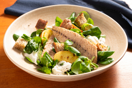 Salada de pêssego com cavala